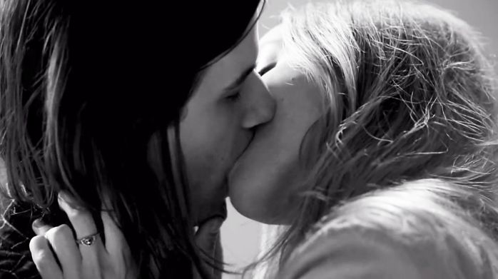 beso-first-kiss-primer-plano-video-viral-en-el-blog-de-neurads-campantildea-de-moda-de-wren-marketing-fashion