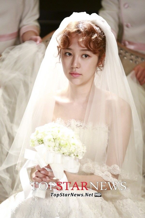 Nhan sắc rực rỡ của các cô dâu màn ảnh Hàn cuối 2013