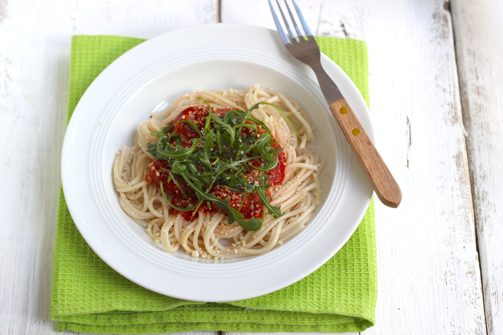 Spaghetti met tomatensaus, gehaktballetjes en rucola