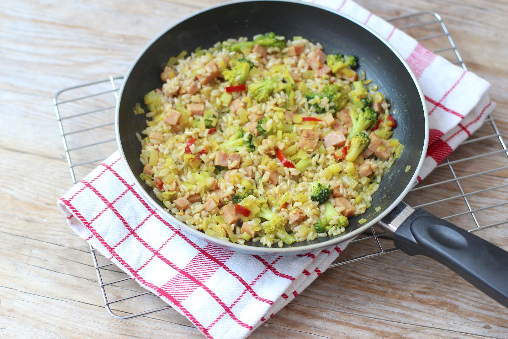 Gebakken rijst met broccoli en ham