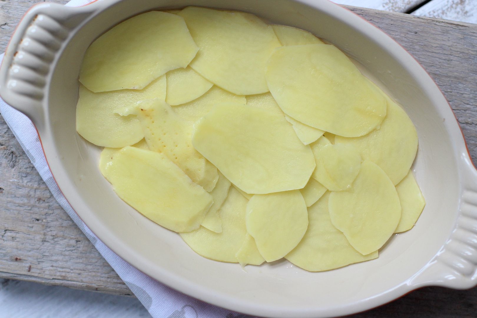 Aardappelschotel met spek en prei
