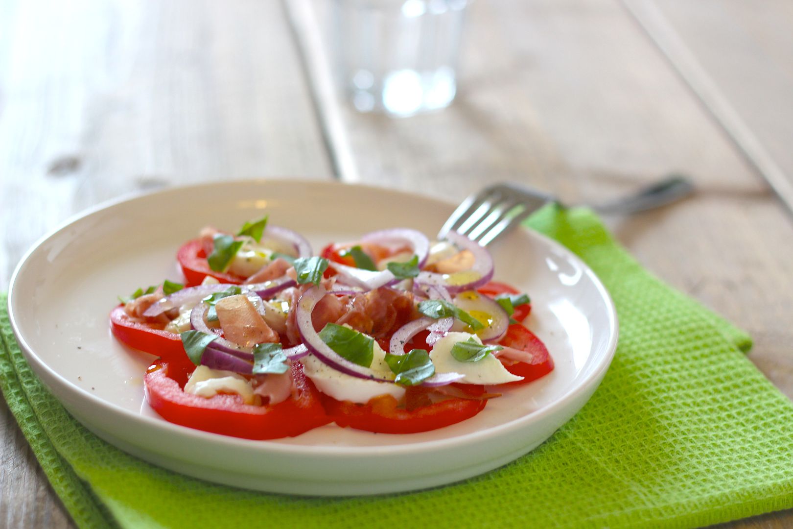 Caprese salade met parmaham en rode ui